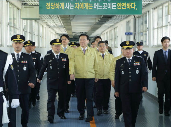 김현웅법무부장관이29일대전광역시유성구에위치한대전교도소를방문하여시설안전및재난대비상황을점검하고있다.(사진=법무부)