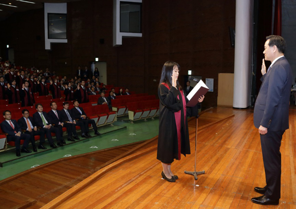 김현웅법무부장관이2일정부과천청사지하대강당에서개최된신임검사임관식에서선서를받고있다.(사진=법무부)