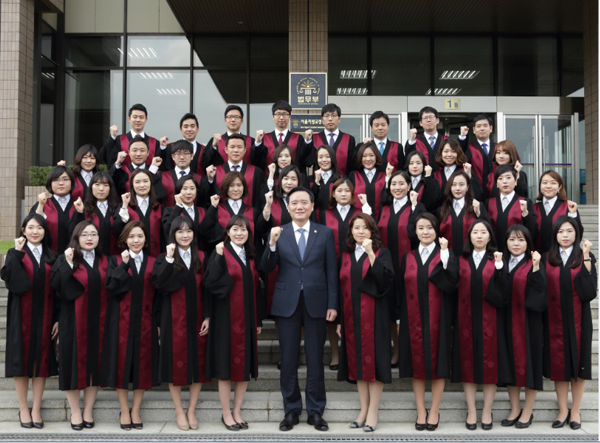 김현웅법무부장관이2일정부과천청사에서임관된신임검사들과기념촬영을하고있다.(사진=법무부)