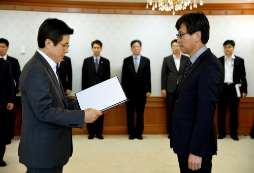 황교안 국무총리가 21일 세종로 정부서울청사에서 신임 이효원 대테러 인권보호관에게 위촉장을 수여하고 있다.(사진=총리실 홈페이지)