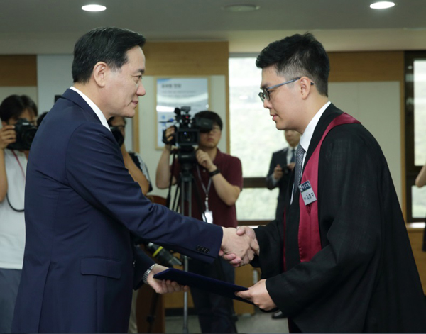 김현웅 법무부장관이 1일 정부과천청사 법무부 대회의실에서 개최된 신임검사 임관식에서 임명장을 수여하고 있다.(사진=법무부)