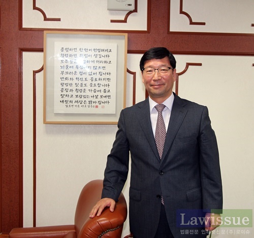 황병하 법원장의 성품과 공정한 재판을 대변하는 액자 앞에서 기념촬영.