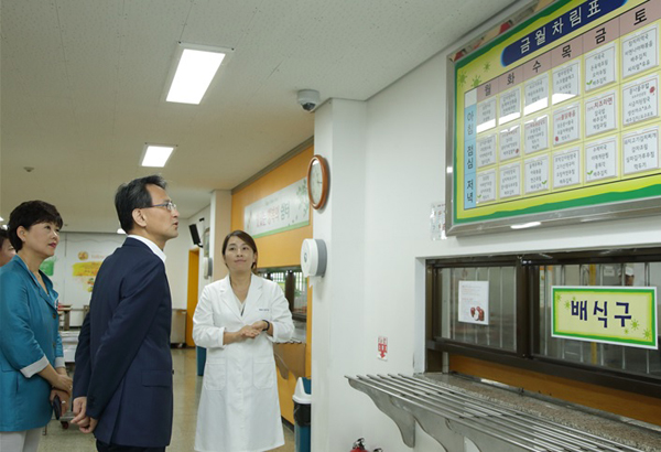 이창재 법무부 차관이 5일 대전소년원을 방문해 소년원생 식단 차림표를 점검하고 있다 (사진=법무부)
