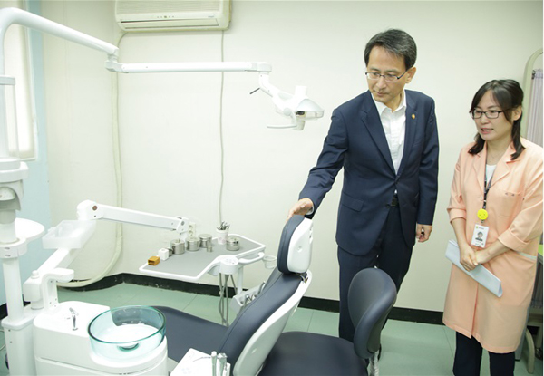 이창재 법무부 차관이 5일 대전소년원을 방문하여 치과 진료실 장비를 점검하고 있다. (사진=법무부)