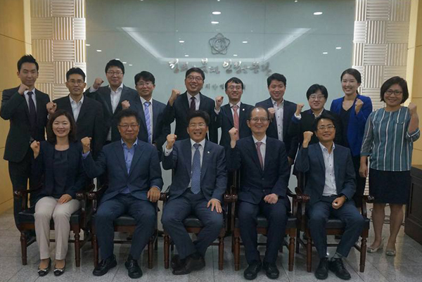 의변 제5대 집행부 출범. 가운데가 신임 대표인 이인재 변호사 / 사진=황다연 공보이사