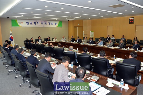 이재명 성남시장이 원로위원들과 현안사항에 대해 토론하고 있다.