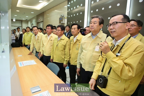 김무성 전 대표최고위원 등이 고리원전관계자의 설명을 듣고 있다.