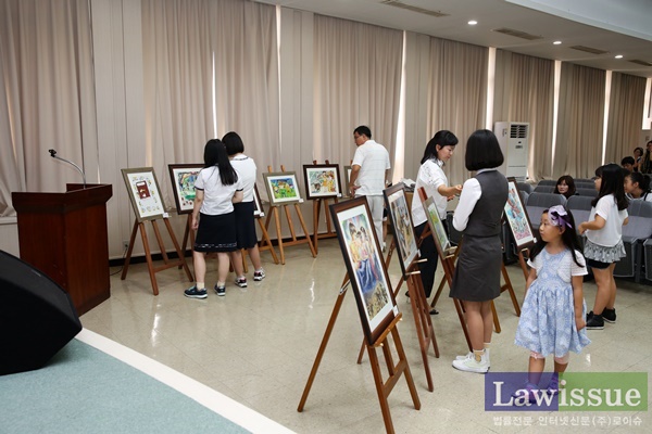 참석자들이 수상작품을 감상하고 있다.