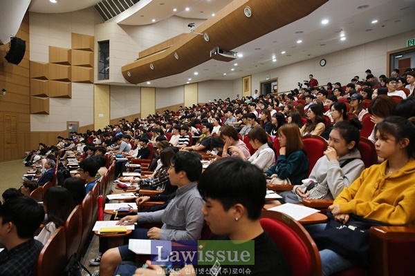 창원대학생들이 이강원 법원장의 특강을 경청하고 있다. (사진제공=창원지법)
