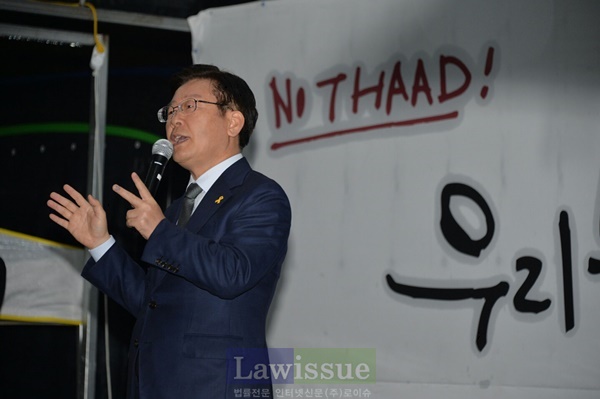 이재명 성남시장이 사드배치반대 촛불문화제에서 발언을 하고 있다.