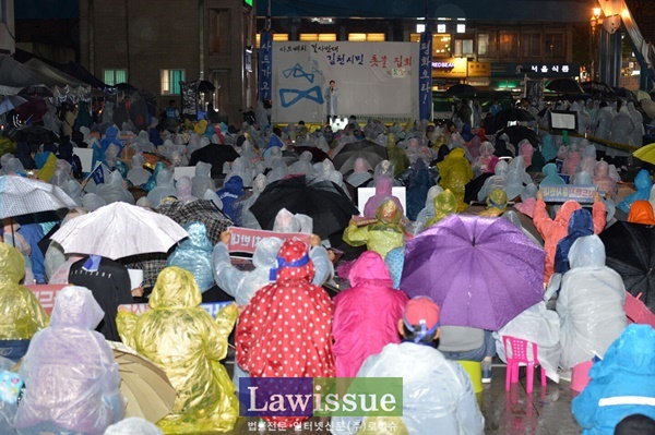 사드배치 반대 김천시민 촛불문화제에서 발언을 하고 있는 이재명 성남시장.(사진제공=성남시)