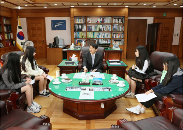 김용헌 사무처장이 덕성여고생들과 대화를 나누는 모습(사진=헌법재판소)