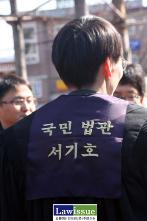 당시 시민들이 제작해준 ‘국민 법관’이라고 적힌 법복을 입었다.
