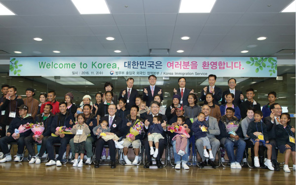 김우현 출입국·외국인정책본부장(가운데)이 2일 오전 인천공항 입국장에서 열린 재정착 난민 입국 환영행사에서 재정착 난민 가족 및 참석자들과 함께 기념촬영을 하고있다.(사진=법무부)