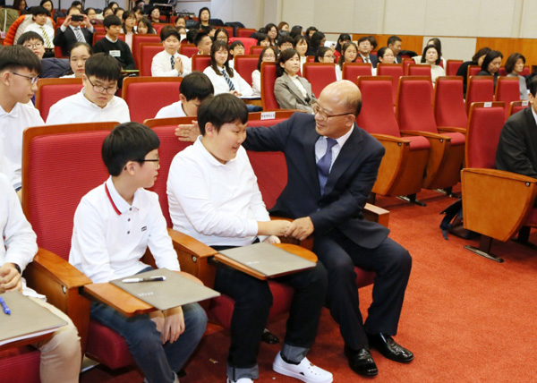 박한철 헌법재판소장이 어린이 헌법토론대회에 참가한 전주 서곡초등학교 학생들을 격려하고 있다