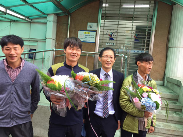 사진=박상규 기자 페이스북 / 박상규 기자는 이번 재심 사건에서 박준영 변호사(우측 두번째)와 함께 기사로 사건을 재조명하며 무죄를 이끌어 내는데 함께했다.