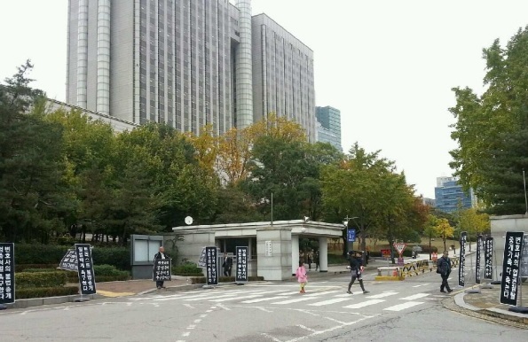 한국공인중개사협회 회원들이 지난 10월5일부터 1인시위를 하며 공 변호사의 위법중개행위에 대한 실상을 알리고 있다. (사진=협회)