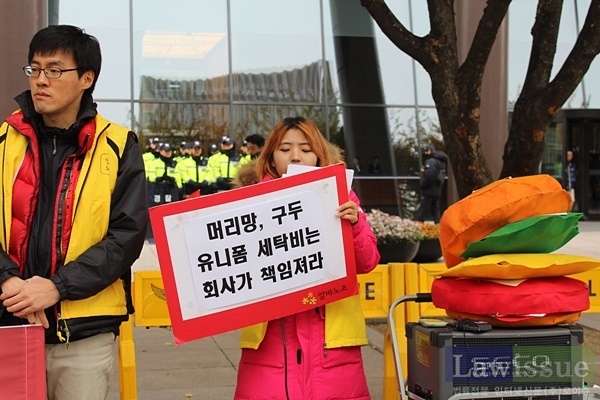 맥도날드 해고노동자 이가현 기획팀장이 실태조사결과를 발표하고 있다.(사진제공=알바노조)