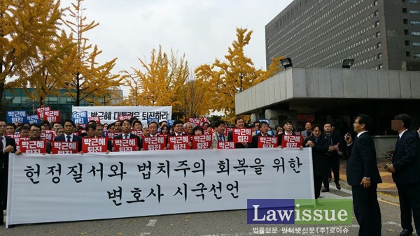 집회 진행자인 오영중 변호사(서울변호사회 인권위원장)을 계속 따라 다니며 해산을 요구하는 형사