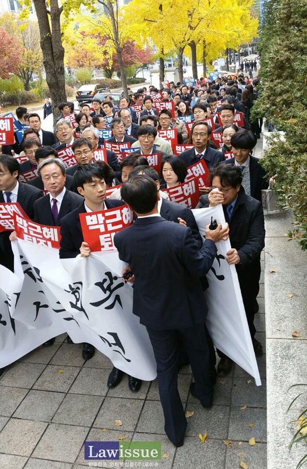 11일 서초경찰서에서 나온 한 형사가 변호사들의 거리행진을 막고 있다.