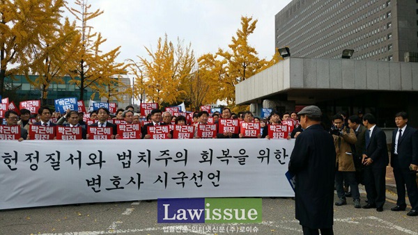 서울중앙지검 앞에서 열린 집회에서 발언하는 송두환 전 헌법재판관