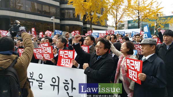 가두행진에 참여한 송두환 전 헌법재판관(맨 우측)