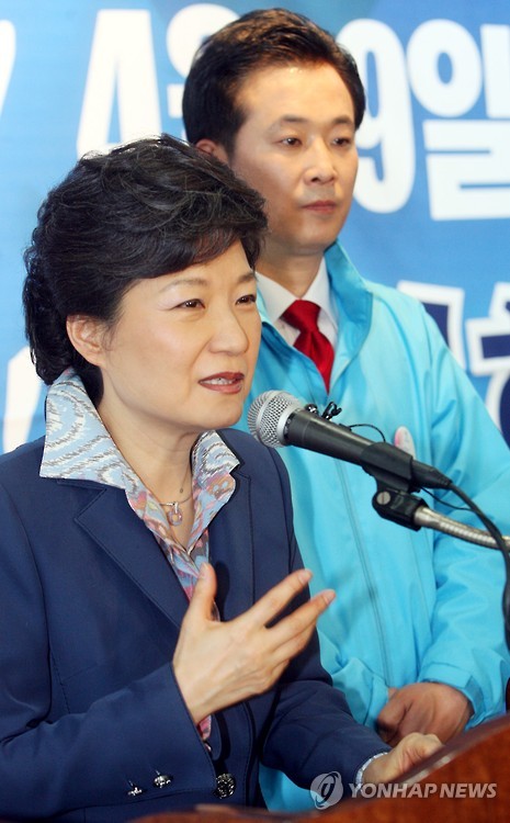 지난 2008년 3월 21일 당시 박근혜 전 대표가 군포 유영하 후보(오른쪽) 선거사무실 개소식에 참석한 모습. /사진=연합뉴스
