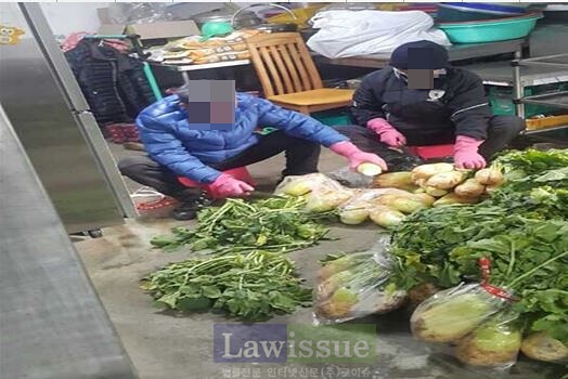 사회봉사 대상자들이 김장담기에 구슬땀을 흘리고 있다.(사진제공=대구준법지원센터)