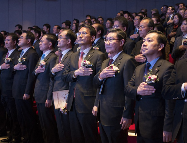 이창재 법무부 차관이 25일 오전 부산 영화의 전당에서 개최된 ‘제9회 한국범죄피해자 인권대회’에 참석하여 국민의례를 하고 있다.