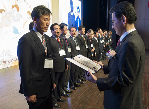 이창재 법무부 차관이 25일 오전 부산 영화의 전당에서 개최된 ‘제9회 한국범죄피해자 인권대회’에 참석하여 박순구 밀양범죄피해자지원센터 부이사장에게 법무부 장관 표창을 시상하고 있다.(사진=법무부)