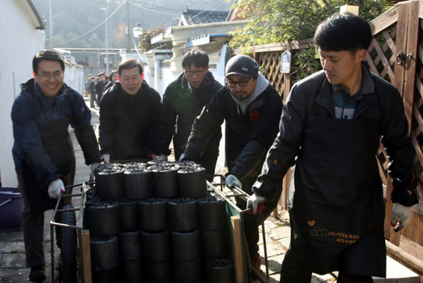 이성호 국가인권위원장(좌측 두번째)이 직원들과 함께 연탄 배달 봉사를 하고 있다.