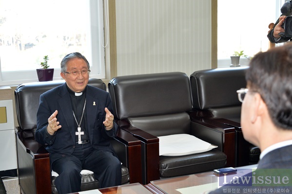 김희중 대주교가 이재명 성남시장과  환담을 나누고 있다.