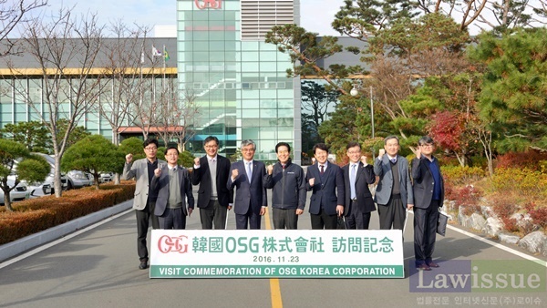홍덕률 총장(왼쪽에서 네 번째), 정태일 회장(다섯 번째) 등 대구대와 한국OSG 관계자들이 회사 방문 기념 사진을 찍고 있다.