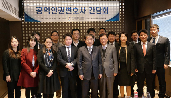 변호사들과 함께 한 이헌 법률구조공단 이사장(가운데)
