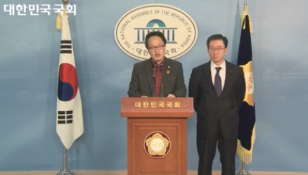 16일 국회 정론관에서 기자회견을 하고 있는 박주민 의원과 정성호 의원