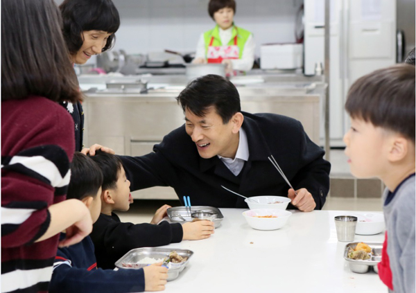 동지를 맞아 혜심원에서 준비한 팥죽을 아이들과 함께 나눠 먹으면서 대화를 나누는 김용헌 사무처장.