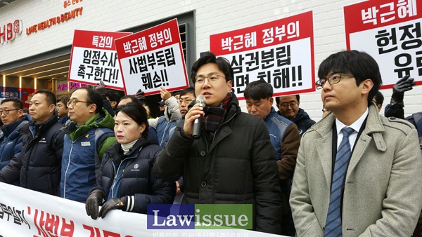 연대발언하는 김성진 변호사