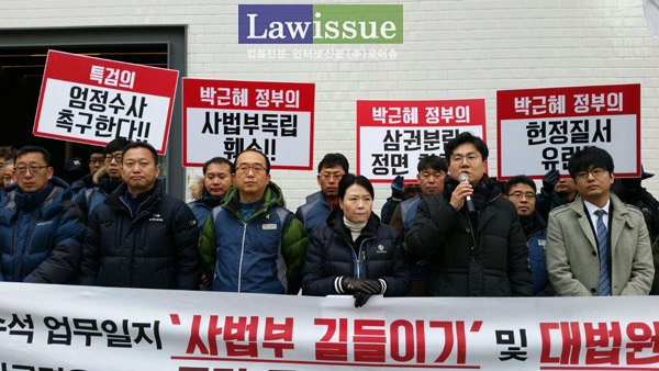 연대발언하는 김성진 변호사