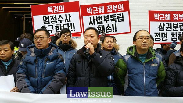 투쟁발언하는 김주업 공무원노조위원장