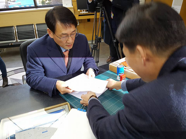 28일 헌법재판소에 헌법소원을 접수하는 황용환 변호사