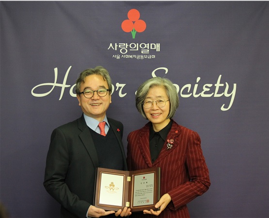 29일 가입식에서 조소현 변호사(왼쪽)와 조경란 서울고등법원 부장판사(오른쪽)가 기념촬영을 하고 있다.