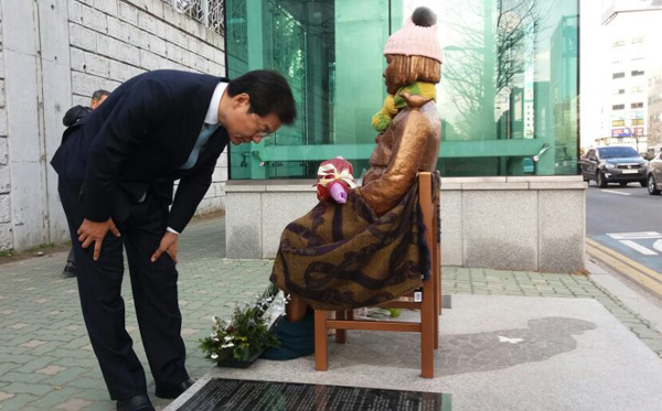 6일 부산 평화의 소녀상 찾은 천정배 의원(사진=페이스북)