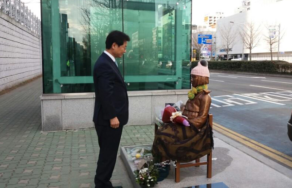6일 부산 평화의 소녀상 찾은 천정배 의원(사진=페이스북)