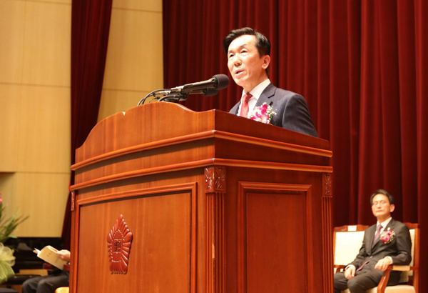 지난 16일 사법연수원 수료식에서 축사하는 하창우 변협회장