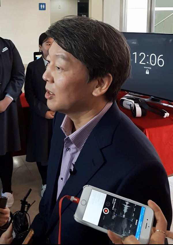 미림여자정보과학고등학교를 찾은 안철수 국민의당 의원