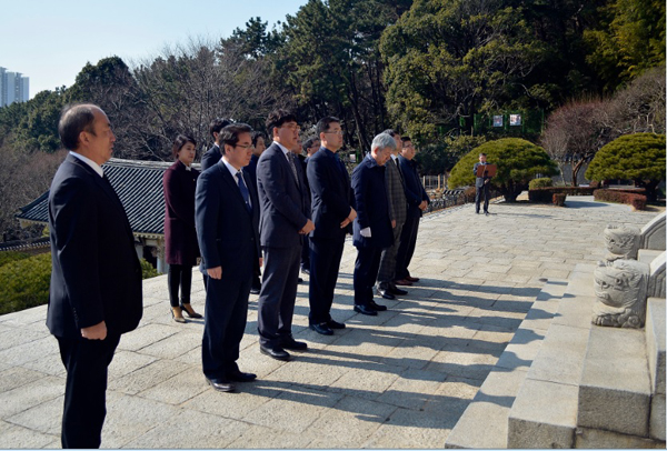 부산변호사회 이채문 회장 등 신임 집행부 충렬사 참배