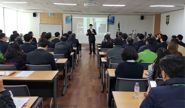 특강하는 김덕만 청렴윤리연구원장
