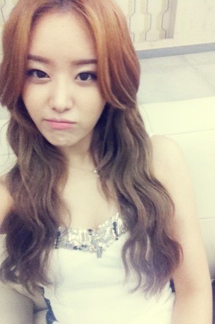 송지은 애타는 로맨스 출연 속 어께 드러낸 럭셔리 드레스...뾰로통 셀카