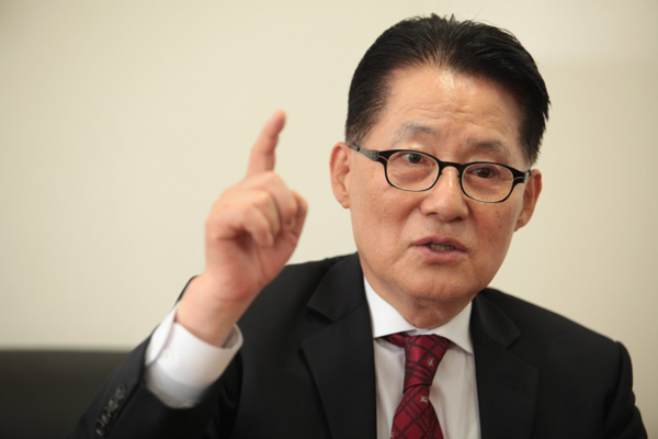 박지원 “조국 민정수석, 쌍수로 박수 보낸다”