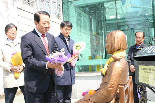 부산 일본 영사관 앞 소녀상을 방문한 박주선 국회 부의장(사진=의원실)